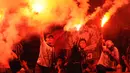 Suporter I Bianconeri terus menyalakan kembang api saat merayakan kemenangan Juventus atas ISL All Stars 8-1 di Stadion GBK, Jakarta, (6/8/2014). (Liputan6.com/Helmi Fithriansyah)