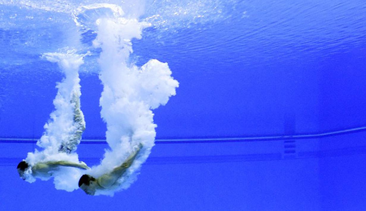 Aksi atlet cabang loncat indah nomor papan 3 meter sinkronisasi pada Pesta Olah Raga Eropa di Baku, Azerbaijan. (AFP/Tobias Schwarz)