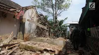 Anggota Yonif 320 Badak Putih Prajurit Jawara Kodam III Siliwangi membantu membersihkan reruntuhan bangunan usai gempa di Mandalawangi, Pandeglang, Banten, Sabtu (3/8/2019). Gempa Banten berkekuatan 6,9 magnitudo mengakibatkan lebih dari 200 rumah mengalami kerusakan. (merdeka.com/Arie Basuki)