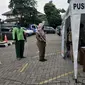 Peseta antre saat akan melakukan tes swab COVID-19 di Kantor Kecamatan Kramat Jati, Jakarta, Selasa (16/6/2020). Puskesmas Kecamatan Kramat Jati menggelar tes swab bagi seluruh pegawai instansi pemerintahan untuk memutus rantai penyebaran COVID-19. (merdeka.com/Iqbal Nugroho)