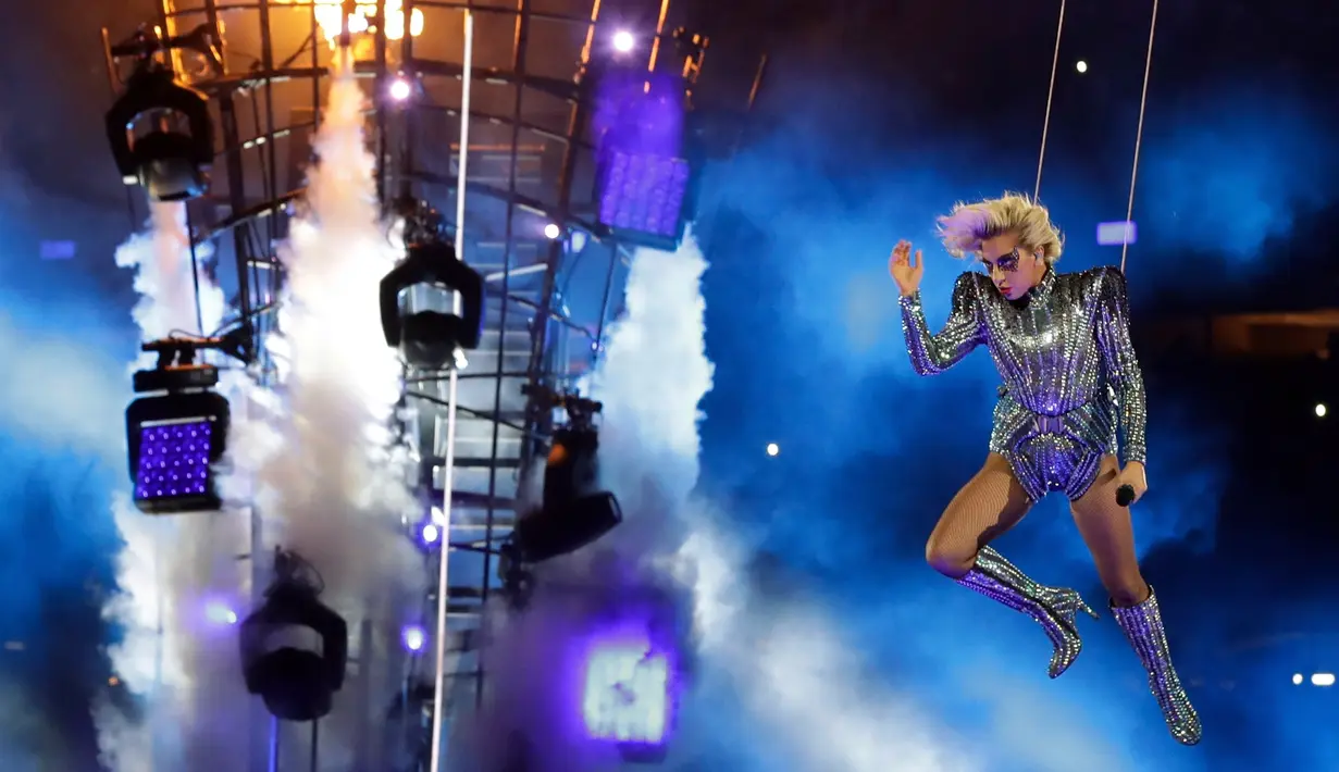Aksi penyanyi Lady Gaga saat menghibur penonton disela pertandingan NFL Super Bowl 51 football game antara tim Atlanta Falcons melawan New England Patriots, di Houston, AS, (5/2). (AP Photo/Patrick Semansky)