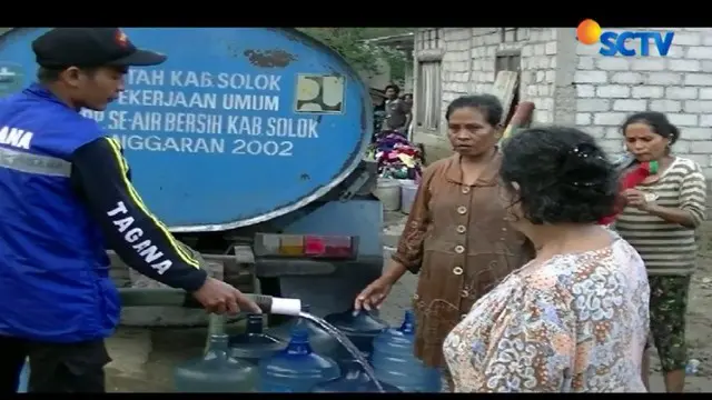 Untuk membantu kebutuhan warga akan air bersih, pemerintah Kabupaten Solok mengirimkan mobil-mobil tanki air untuk warga.