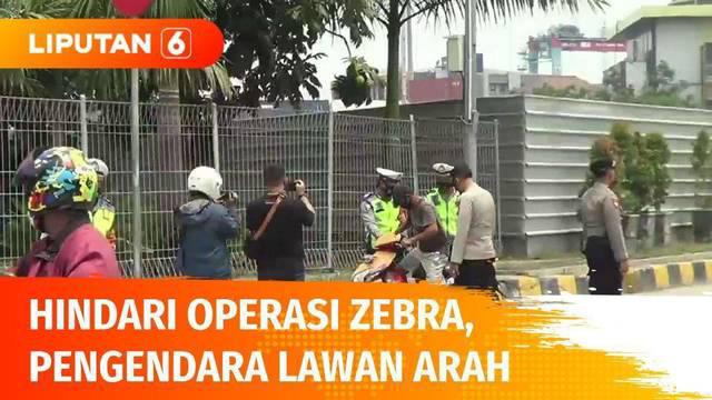 Hari ketiga Operasi Zebra Jaya 2021, pengendara nakal masih terus ditindak oleh polisi lalu lintas. Di jalan raya Daan Mogot, Kalideres, Jakarta Barat, lagi-lagi pengendara sepeda motor yang melintas di jalur Busway, demi menghindari tangkapan polisi...