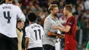 Pelatih Liverpool, Jurgen Klopp bersalaman dengan penyerang AS Roma, Edin Dzeko usai pertandingan semifinal Liga Champions di Stadion Olimpiade, Roma (2/5). Liverpool melaju ke final usai menang agregat 7-6 atas Roma. (AP Photo/Alessandra Tarantino)