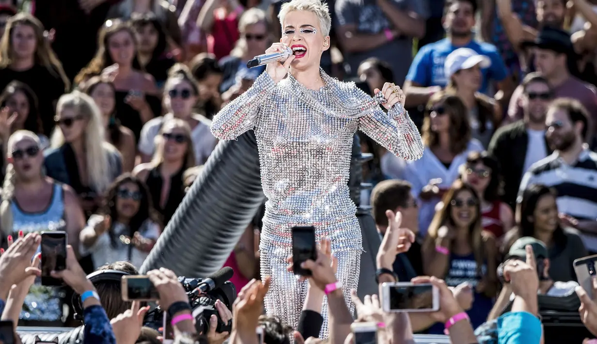 Katy Perry tampil berkilau saat tur musik "Katy Perry - Witness World Wide" di Los Angeles, California, AS (12/6). (AFP Photo)