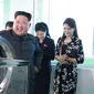 Gambar tak bertanggal yang dirilis kantor berita KCNA pada 29 Oktober 2017 memperlihatkan pemimpin Korea Utara, Kim Jong-Un ditemani istrinya, Ri Sol-Ju, tersenyum ketika memeriksa pabrik kosmetik di Pyongyang. (AFP PHOTO / KCNA VIA KNS / STR)