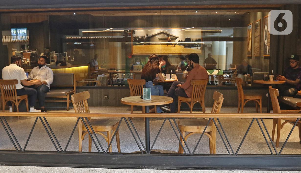 Pengunjung bersantai di salah satu gerai kopi di Mall Senayan City, Jakarta, Senin (15/6/2020). Pusat perbelanjaan atau mal di Jakarta kembali dibuka pada Senin (15/6) di masa PSBB transisi dengan jumlah pengunjung masih dibatasi hanya 50 persen dari kapasitas normal. (Liputan6.com/Herman Zakharia)