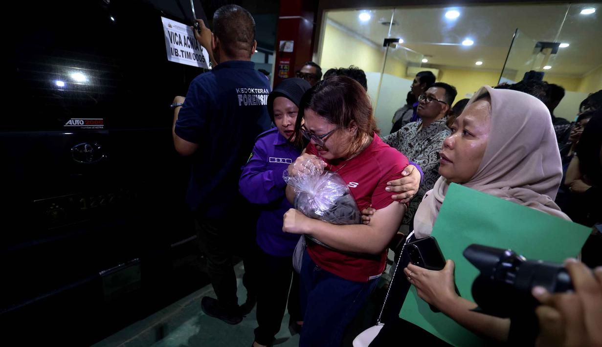 Keluarga salah satu korban kecelakaan kereta api, yang melibatkan KA Argo Bromo Anggrek dan KRL Commuter Line di Stasiun Bekasi Timur, tidak kuasa menahan kesedihan saat penyerahan jenazah yang sudah teridentifikasi di Rumah Sakit Polri Kramat Jati, Jakarta Timur, Selasa (28/4/2026). (Kapanlagi.com/Budy Santoso)