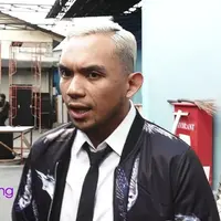 Gagalnya rencana pernikahan Fakhrul Razi dan Rina Nose pada tanggal 13 Juli 2016 di tanah suci banyak menghadirkan kabar miring. Fakhrul mengaku saat ini keduanya sedang melakukan introspeksi diri terlebih dahulu.