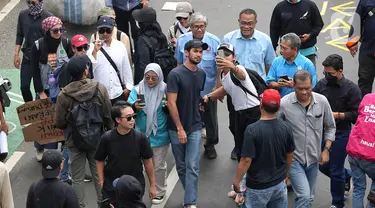 Aktor, Reza Rahardian saat berjalan untuk mengikuti aksi unjuk rasa di depan gedung MPR, DPR dan DPD RI, Jakarta, Kamis (22/8/2024). (Liputan6.com/Angga Yuniar)