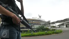 Anggota kepolisian berjaga-jaga di kawasan mall Alam Sutra Tangerang, Kamis, (14/01/16). Hal ini terkait ledakan bom yang terjadi di Sarinah, Jakarta pusat. (Liputan6.com/Faisal R Syam)