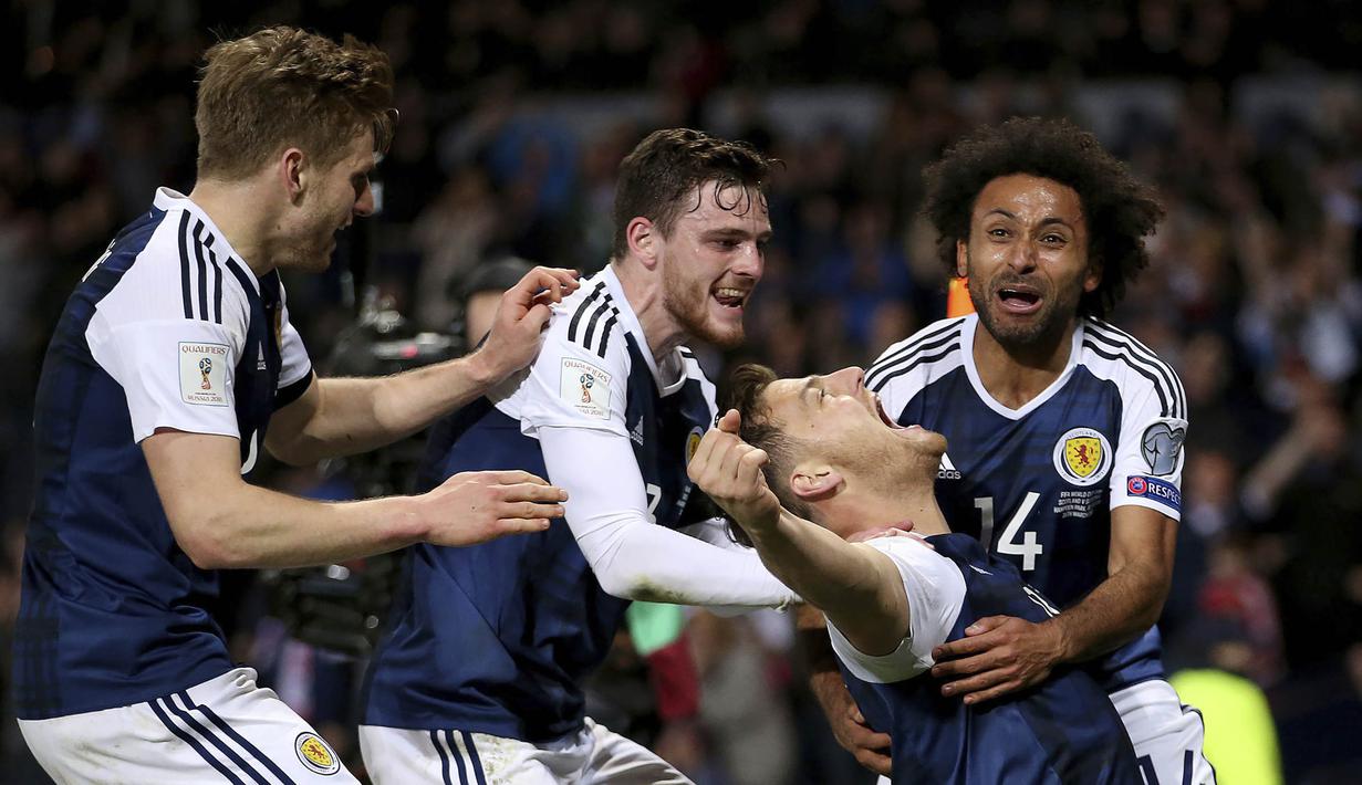 Bek Skotlandia, Chris Martin, merayakan gol yang dicetaknya ke gawang Slovenia pada laga kualifikasi Piala Dunia 2018 di Stadion Hampden Park, Skotlandia, Minggu (26/3/2017). Skotlandia menang 1-0 atas Slovenia. (AP/Jane Barlow)