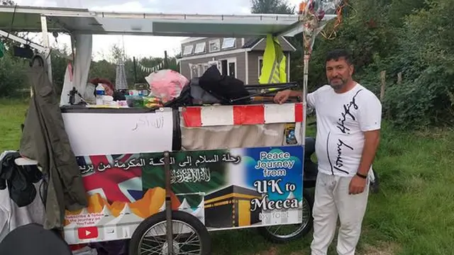 11 Bulan Jalan Kaki Sambil Bawa Gerobak, Pria Ini Menangis saat Sampai di Makkah