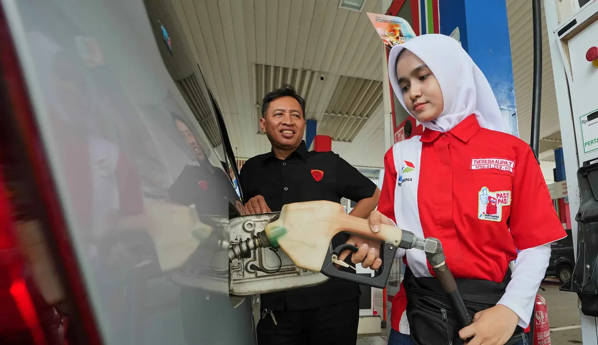 Namun, menurut Airlangga Hartarto, pemerintah tetap optimistis cadangan energi nasional, terutama bahan bakar minyak (BBM), tetap aman di tengah konflik memanas di Timur Tengah. Tampak dalam foto, seorang karyawan mengisi bahan bakar mobil di sebuah Stasiun Pengisian Bahan Bakar Umum (SPBU) di Jakarta, Selasa 3 Maret 2026. (AP Photo/Achmad Ibrahim)