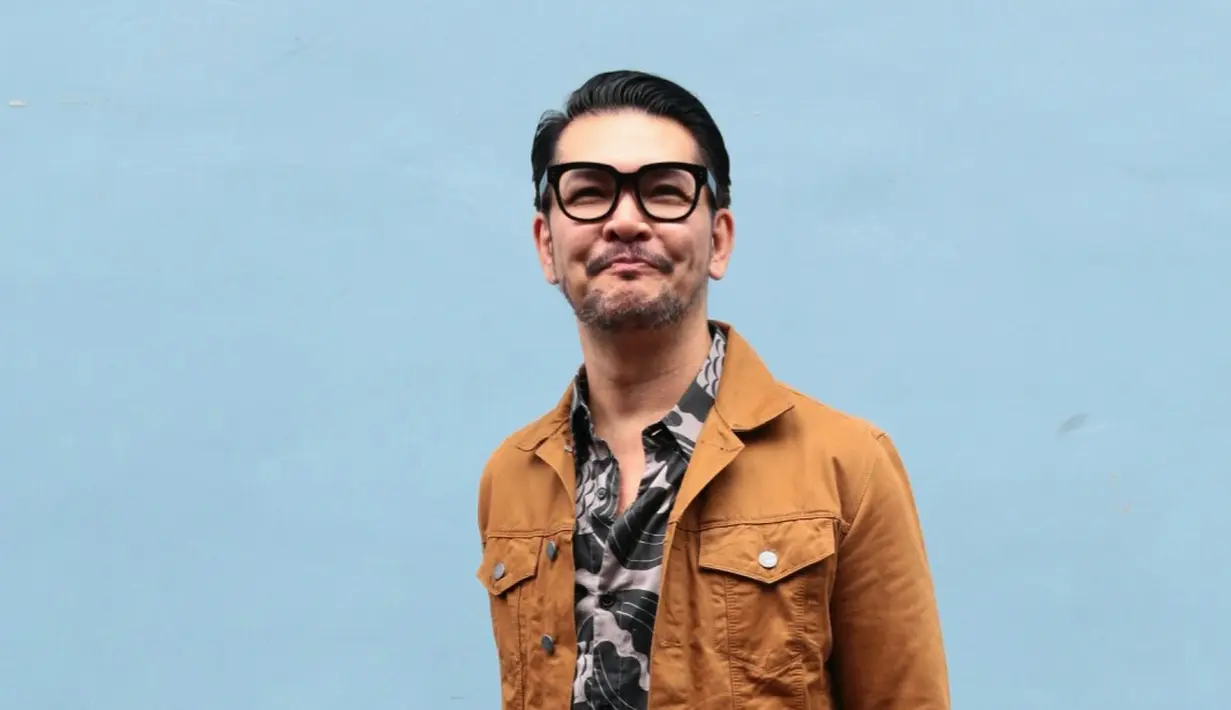 "Masa sih? Saya seneng aja sih bisa dibilang muda, jadi lebih keep maintaining menjaga tubuh ideal dengan cara saya sendiri," ujar Ferry Salim di kawasan Kapten Tendean, Jakarta Selatan, Selasa (17/10/2017). (Nurwahyunan/Bintang.com)