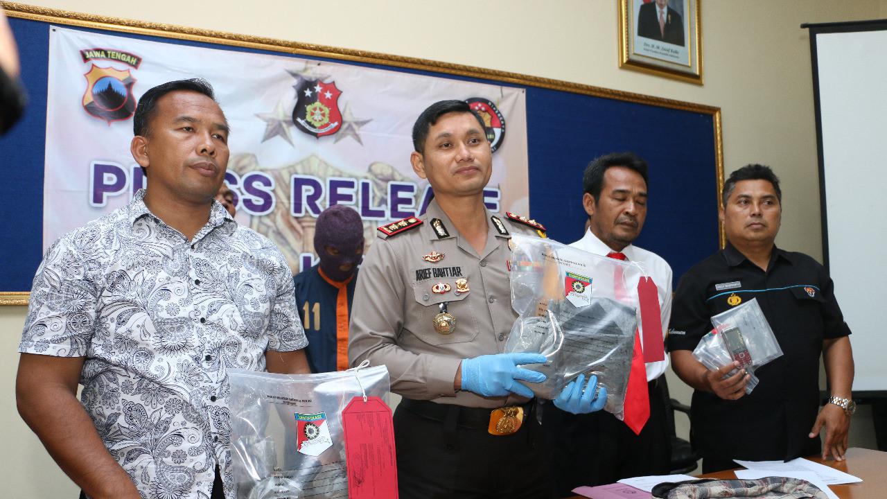 Polres Kebumen menyita bahan peledak jenis low explosif berupa bubuk hitam atau black powder yang biasa menjadi bahan pembuat petasan dan bom ikan. (Foto: Liputan6.com/ Muhamad Ridlo).