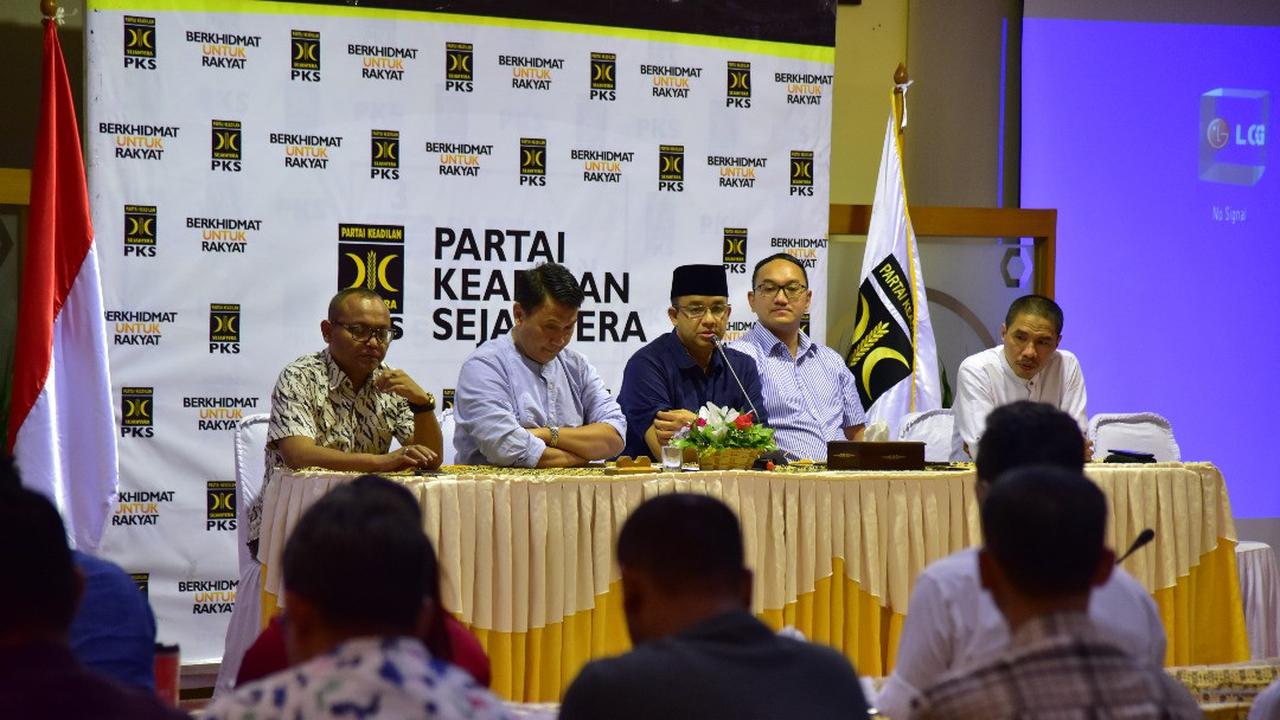 Anies mengumumkan personel tim sinkronisasi. (Anies-Sandi Media Center)