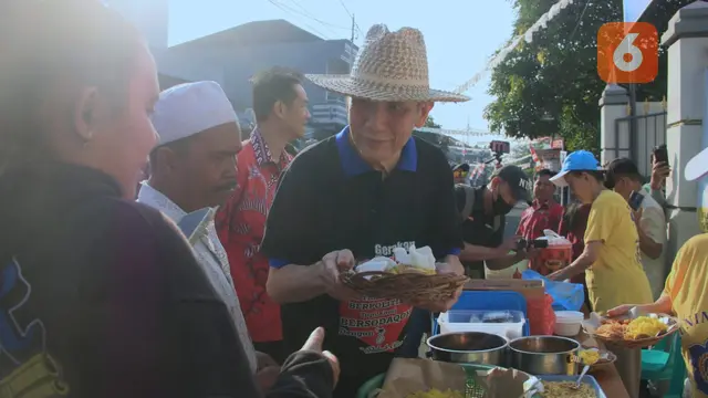 H. Mohammad Jusuf Hamka saat menyambangi cabang nasi kuning Babah Alun di Kabupaten Cianjur (Liputan6.com/Fira Syahrin).