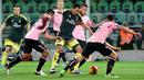 Penyerang AC Milan, Carlos Bacca (tengah) mencoba melewati kerumunan pemain Palermo pada lanjutan Serie A Liga Italia di Stadion Renzo Barbera, Palermo, Kamis (4/2/2016) dini hari WIB. (AFP/Giovanni Isolino)