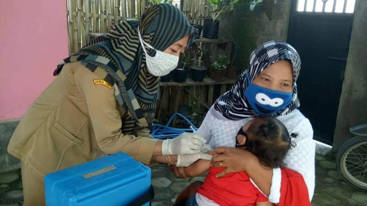 Warga Takut ke Faskes, Banyuwangi Jemput Bola Door to Door Imunisasi Bayi