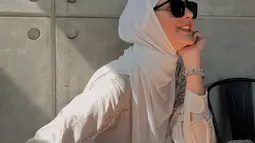 Paula Verhoeven mengunggah foto dengan busana serba putih. Dia berpose dengan kaamata hitam sambil memamerkan senyuman. (Foto: Instagram/ paula_verhoeven)