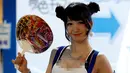 Seorang model tersenyum saat mempromosikan produknya dalam Tokyo Game Show 2016 di Chiba, Tokyo, Jepang, (15/9). Sederet model seksi turut meramaikan acara para maniak games ini. (REUTERS/Kim Kyung-Hoon)