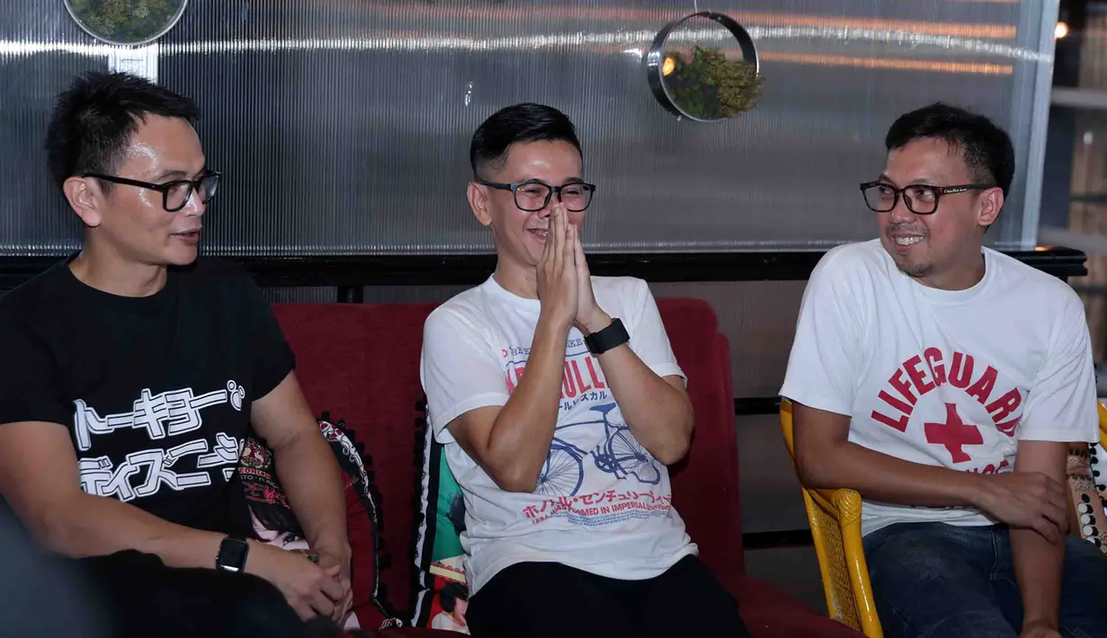 "Karena nggak ada orang yang mau sakit ya, kita udah bareng 21 tahun jadi yaudah ini mah kita barengan aja, intinya nggak ada yang berubah," terang Gugum. (Deki Prayoga/Bintang.com)