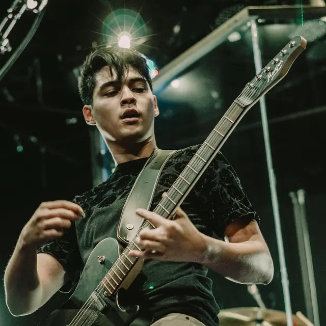 Tampil Keren, Ini 7 Potret Maxime Bouttier saat Jadi Anak Band