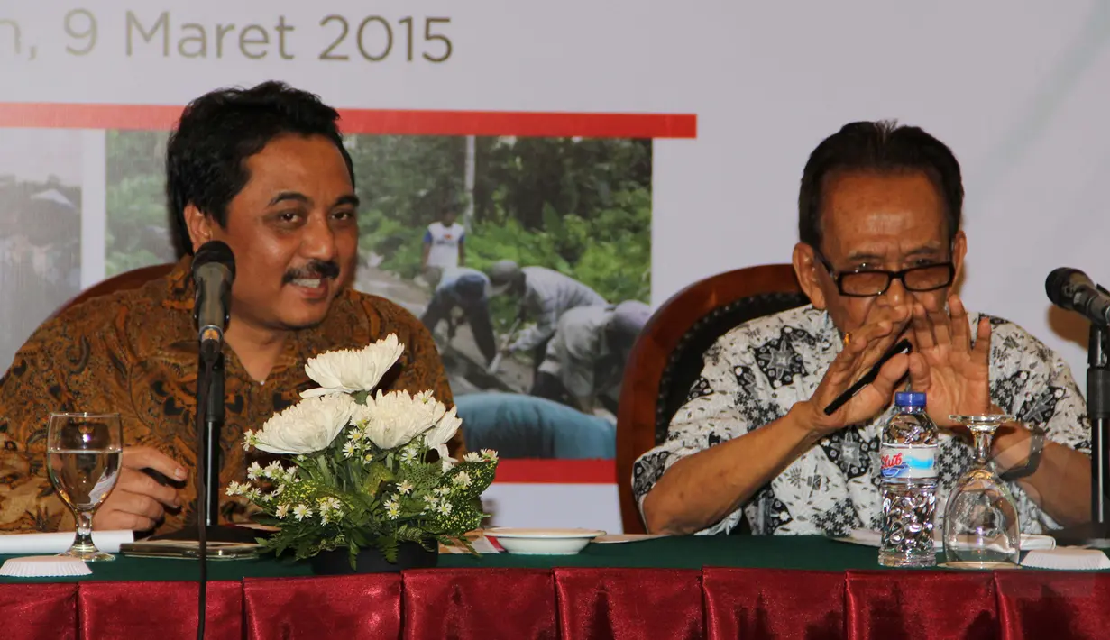 Ahli Agraria Gunawan Wiradi (Kanan) memberikan penjelasan saat seminar "Evaluasi 100 Hari Pemerintahan Jokowi-JK. Membangun dari Pinggiran, Mengapa Pembangunan Perdesaan Macet?", Jakarta, Senin (9/3/2015). (Liputan6.com/Helmi Afandi)