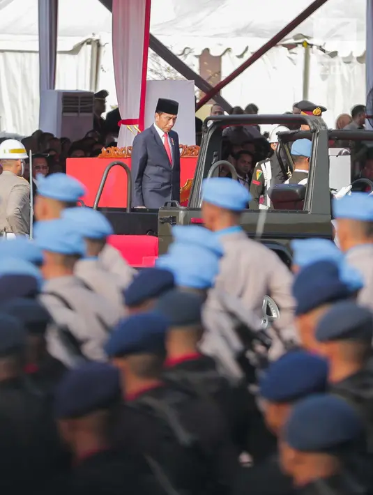 Presiden Joko Widodo (Jokowi) bersiap menaiki mobil untuk memeriksa barisan saat peringatan HUT Ke-73 Bhayangkara di kawasan Monas, Jakarta, Rabu (10/7/2019). Penyelenggaraan perayaan HUT Bhayangkara ini tertunda dari jadwal semestinya pada 1 Juli. (Liputan6.com/Faizal Fanani)