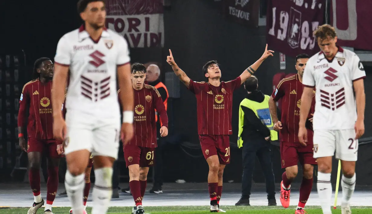 Pemain AS Roma, Paulo Dybala, melakukan selebrasi setelah mencetak gol ke gawang Torino. (AFP/Alberto Pizzoli)