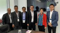 Direktur Digital Business Telkom Muhamad Fajrin Rasyid (ketiga dari kanan) dan Managing Director Singapore Economic Development Board Jacqueline Poh (kedua dari kanan) usai bilateral meeting di sela-sela kegiatan London Tech Week 2022.