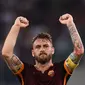 Gelandang AS Roma, Daniele De Rossi, dipastikan absen dalam laga kontra Barcelona di Camp Nou, Rabu (25/11/2015) dini hari WIB. De Rossi absen karena mengalami cedera otot. (AFP/FILIPPO MONTEFORTE)