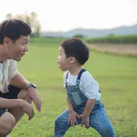 Keterlibatan ayah sejak dini memberi dampak luar biasa pada perkembangan anak. [Dok/freepik.com/jcomp]