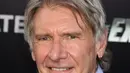 Pesawat kecil yang dikendarai oleh Harrison Ford jatuh ke lapangan golf dekat Santa Monica Airport, Los Angeles pada Maret 2015. Aktor ini mengalami cedera kepala serius. (Bintang/EPA)