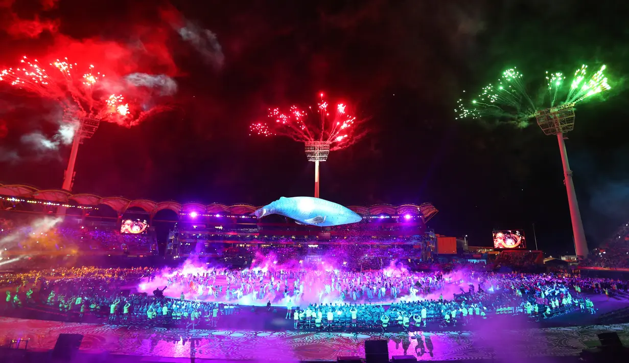 Pertunjukan kembang api pada upacara pembukaan Pesta Olahraga Persemakmuran (Commonwealth Games) di Gold Coast, Australia, Rabu (4/4). Tiga negara ASEAN yang ikut dalam Pesta Olahraga ini adalah Singapura, Malaysia dan Brunei Darussalam (AP/Manish Swarup)