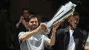 Pemain Timnas Portugal, Bruno Fernandes (kiri) dan Bernardo Silva mengangkat trofi juara Nations League 2025 setibanya di Bandara Lisbon, Portugal, Senin (09/06/2025) waktu setempat. (AFP/Carlos Costa)