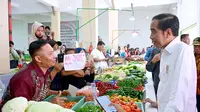 Presiden Jokowi meninjau harga kebutuhan pokok, termasuk beras di Pasar Merdeka, Kota Samarinda, Kalimantan Timur. (Foto: Muchlis Jr - Biro Pers Sekretariat Presiden)