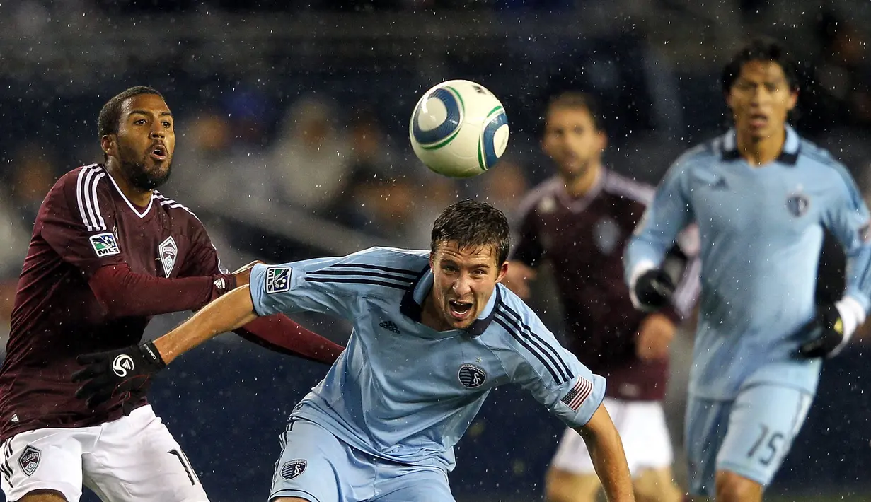 Matt Besler (tengah) menghabiskan sebagian besar karirnya di Sporting Kansas City sampai dengan Desember 2020. Lemparan ke dalam Matt Besler yang paling terkenal yakni saat Sporting Kansas City melawan Portland Timbers pada 2013. (AFP/Getty Images/Jamie Squire)