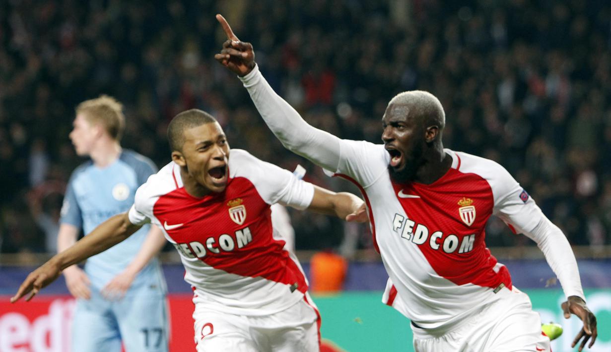 Selebrasi pemain AS Monaco, Tiemoue Bakayoko (kanan) usai mencetak gol ketiga bagi timnya saat melawan Manchester City pada leg kedua Babak 16 Besar Liga Champions di Louis II stadium, Monaco, Rabu(15/3/2016). Manchester City kalah 1-3. (AP/Claude Paris)
