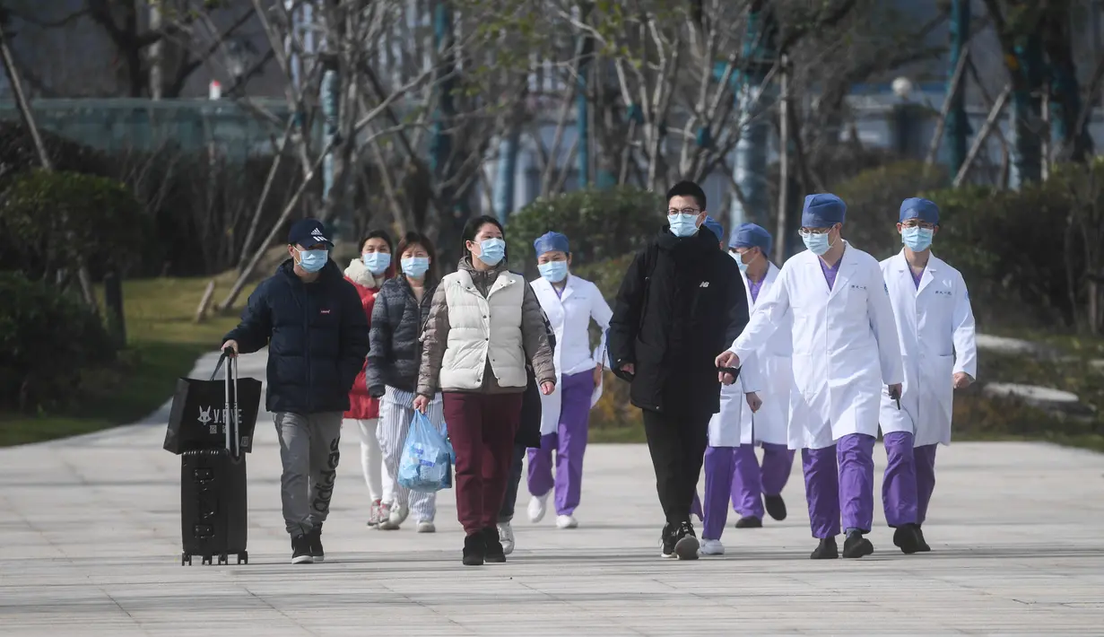 Sejumlah pasien yang dinyatakan sembuh dari virus corona meninggalkan Rumah Sakit Afiliasi Pertama Universitas Zhejiang di Hangzhou, Provinsi Zhejiang, China, Rabu (5/2/2020). Mereka dinyatakan sembuh dan sudah diizinkan pulang dari rumah sakit. (Xinhua/Xu Yu)