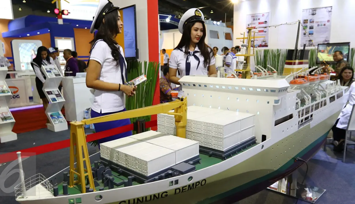 Model berdiri di samping kapal Pelni saat Indonesia Bussiness and Development Expo 2016 di, Jakarta, Kamis (8/9). Acara yang digelar pada 8-11 September 2016 ini akan menjadi ajang promosi investasi. (Liputan6.com/Fery Pradolo)