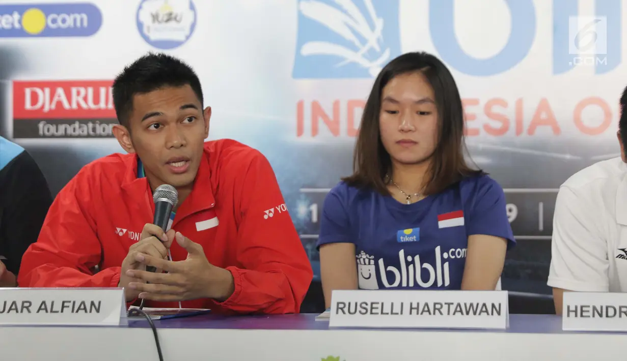 Pebulutangkis ganda putra Indonesia, Fajar Alfian (kiri) memberi keterangan terkait kesiapan menghadapi lawan di turnamen Indonesia Open 2019, Istora Senayan Jakarta, Senin (15/7/2019). Indonesia Open 2019 akan dihelat pada 16-21 Juli 2019. (Liputan6.com/Helmi Fithriansyah)