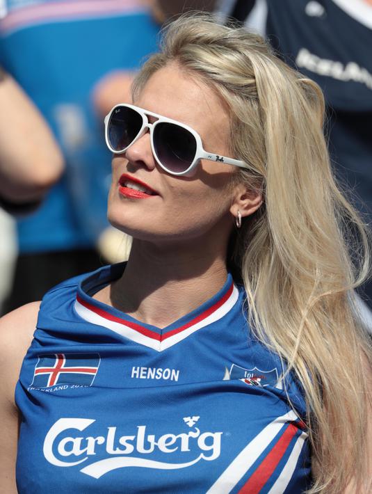 Fans cantik Islandia tampil modis saat menonton timnya melawan Austria pada grup F Euro Cup 2016 di Stadion Stade de France, Saint-Denis, Kamis (23/6/2016) dini hari WIB. (AFP/Kenzo Tribouillard)