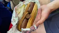 Penonton Beli Hot Dog di Stadion Qatar, Bentuknya Disebut Mirip Cerutu. foto: Twitter @TheSuperAJ