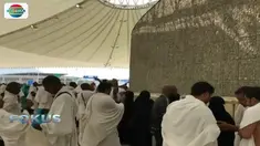  Situasi yang lebih lengang membuat jemaah calon haji bisa melempar jumrah dengan tenang tanpa berdesakan.