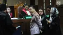 Terdakwa dugaan korupsi proyek e-KTP Setya Novanto (tengah) berdiri untuk diperlihatkan barang bukti saat sidang lanjutan di Pengadilan Tipikor, Jakarta, Senin (15/1). Sidang bergaendakan mendengar keterangan saksi. (Liputan6.com/Helmi Fithriansyah)
