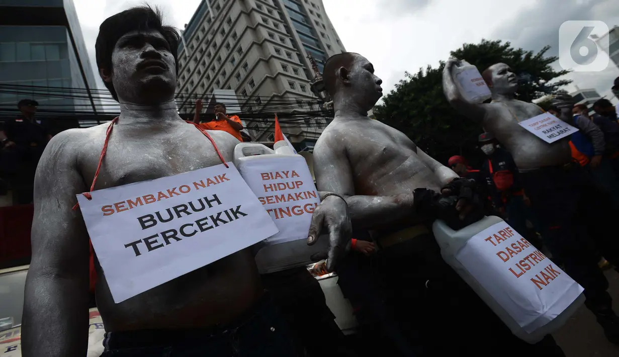 Puluhan buruh melakukan aksi unjuk rasa di depan gedung Kementerian Perdagangan, Jakarta Selasa (22/3/2022). Aksi menuntut Kementerian Perdagangan untuk menurunkan harga minyak goreng dan harga bahan pokok di pasar tradisional serta mendesak Menteri Perdagangan diganti. (merdeka.com/Imam Buhori)