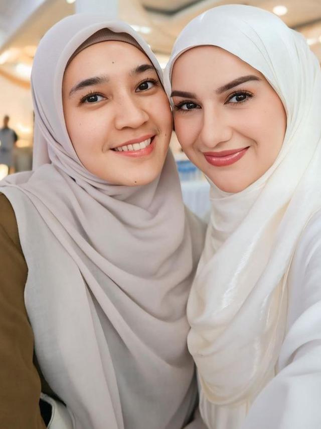 Irish Bella saat Tasyakuran Rumah Baru bersama suami. [@_irishbella_]