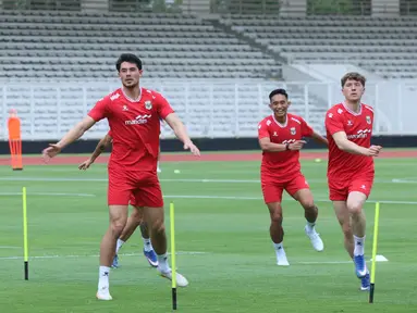 Pemain Timnas Indonesia, Elkan Baggott (kedua kiri) saat mengikuti sesi latihan perdana di Lapangan Stadion Madya, Kompleks Gelora Bung Karno, Senayan, Jakarta, Selasa (24/3/2026). Menjelang FIFA Series 2026, Timnas Indonesia mulai menggelar sesi latihan perdana. (Bola.com/M Iqbal Ichsan)